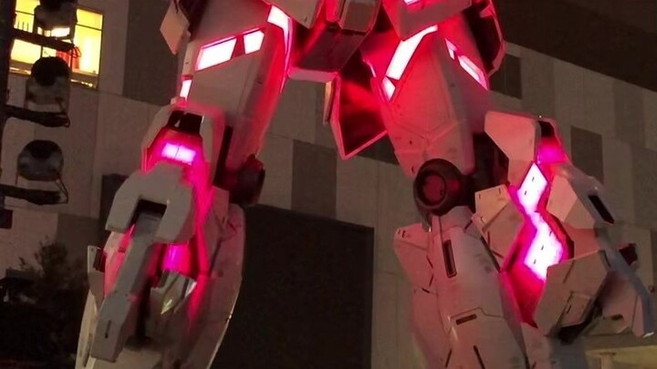 Toàn bộ quá trình biến hình của Unicorn Gundam ở Odaiba, Tokyo, Nhật Bản