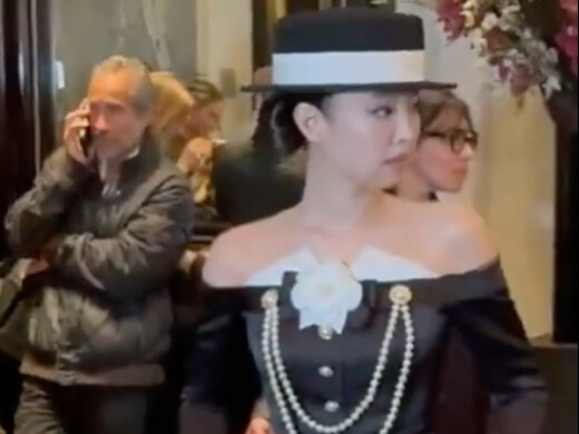Jennie suddenly split her legs wide—she totally cracked me up!