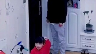 الأطفال اللطيفون يبتسمون عندما يشعرون بالسعادة