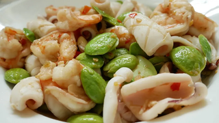 สะตอผัดกะปิกุ้งปลาหมึก Bitter Beans Stir Fried with Shrimp and Squid in Fermented Shrimp Paste