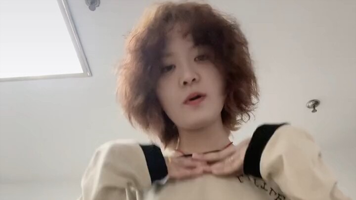 小荷才露尖尖角，早有蜻蜓立上头