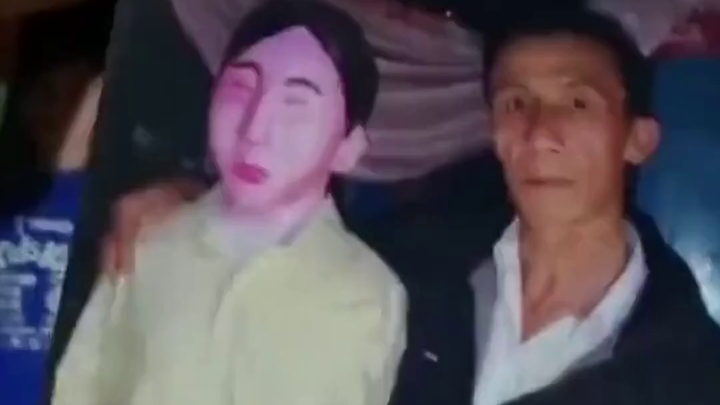 Thánh chiến tình yêu thuần khiết! Người đàn ông đặt thi thể vợ vào khuôn thạch cao, ôm chặt ngủ cùng