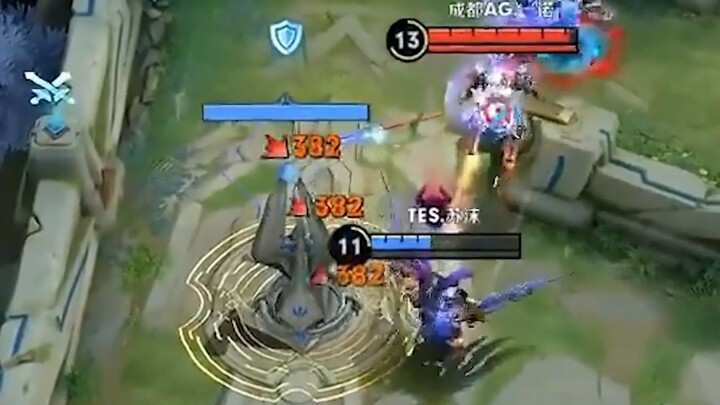 Yi Nuo isn’t afraid of death; he just hates losing. Meng E, the marksman, initiates team fights!