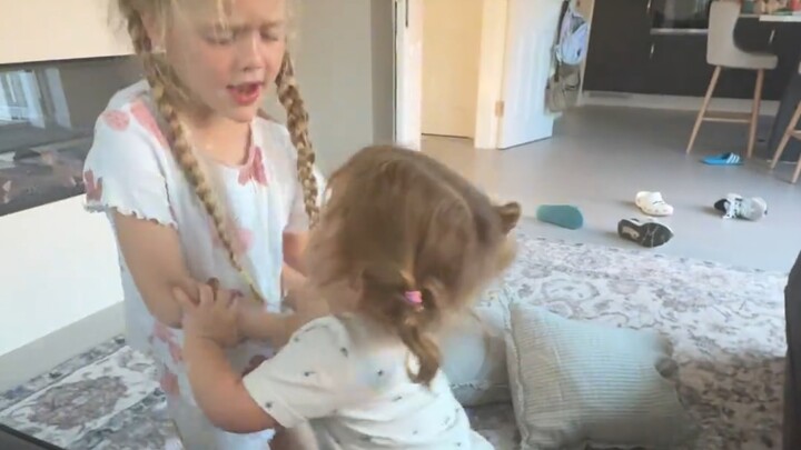 两姐妹为挣弟弟大打出手，弟弟表示我这么抢手吗……