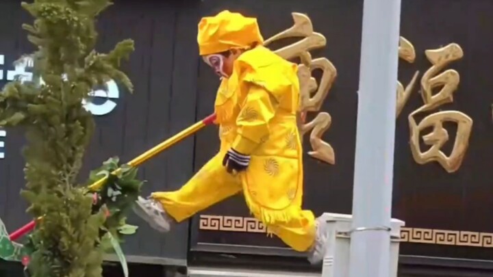 I heard they have to get up at 3 or 4 a.m. to put on makeup and change clothes—so tiring yet so funn