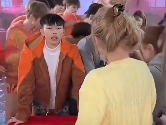 Kinh điển vang truyền – Đầu đội chậu sắt