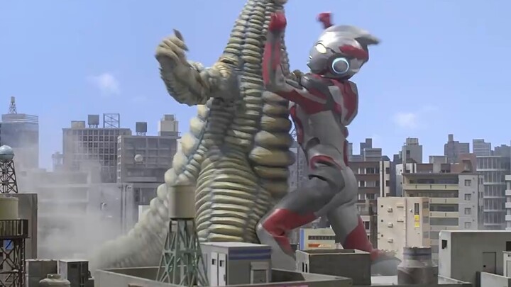 Ultraman is in love with the little monster and is showing off his love to King Red!