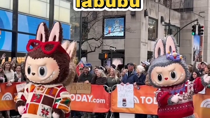 دمية لابو الصينية ترقص في شوارع أمريكا، غزو ثقافي خلال موكب عيد الشكر في نيويورك