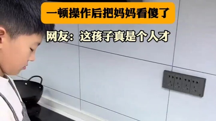 儿子嫌妈妈包饺子慢，一顿操作后把妈妈看傻了！！！
