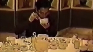 Video thực tế về cảnh Leslie Cheung ăn vào năm 1992, anh ấy ăn với những miếng lớn, thật đáng ghen t