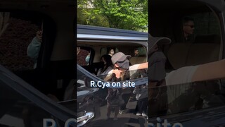 Zhao Lusi FanCam 27.04.23 | Lusi interacts with fans at Airport