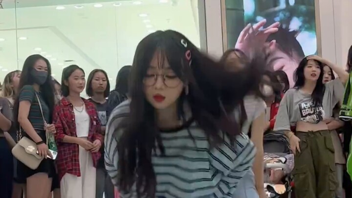 Come and see the anti-gravity glasses, hair and trouser legs of Newjeans-"Attention" random dance Ha