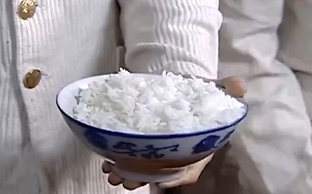 นักเรียนที่จนจนบ้านแทบไม่มีอะไร ดูถูกอาจารย์ที่กินข้าวในโรงอาหาร