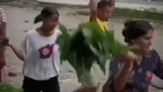 عائلة تطبخ وجبة بسيطة