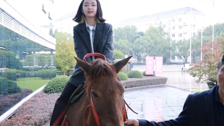 كانت آخر مرة أركب فيها الحصان للذهاب إلى العمل هي المرة السابقة...