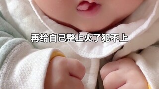 لماذا يحب الأطفال حديثي الولادة أن يضغطوا على قبضاتهم؟