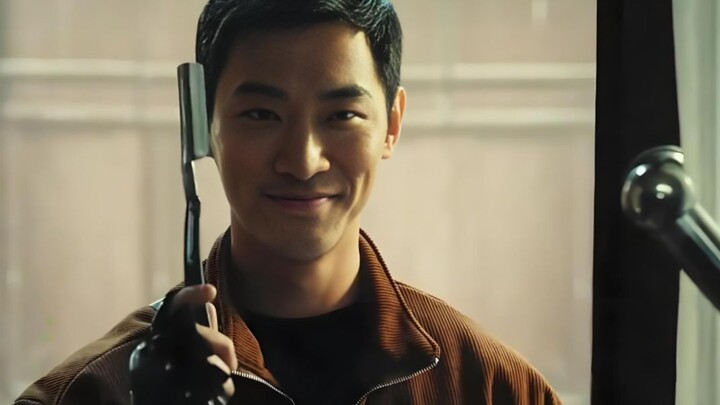 يبدو الرجل العجوز وكأنه حلاق محترف، لكنه في الحقيقة الجد الأكبر لعصابة النشالين. إذا أراد أحد دخول ه