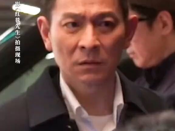 Superstar Liu Weichi hits a surfing slump—this internet speed just can’t keep up with the movie’s re