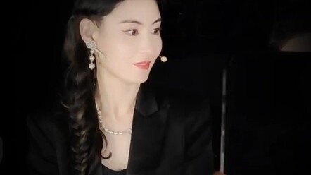 Khi phòng livestream của Trương Bá Chi bỗng nhiên mất điện, nhan sắc lấp lánh giữa màn đêm, tôi yêu 