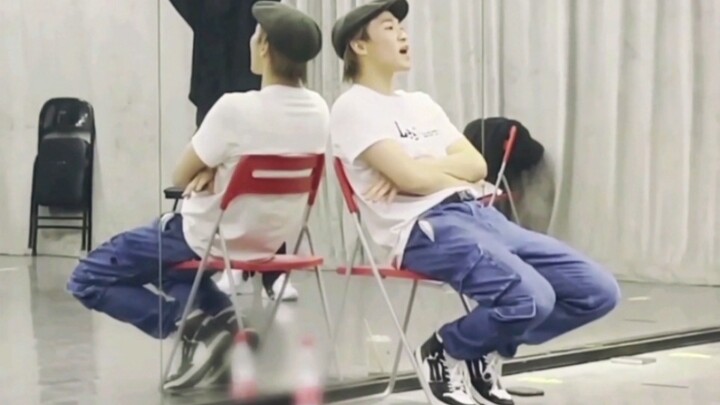 最喜欢看他坐在前面指导的样子