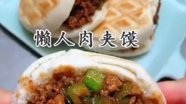 เพื่อนร่วมบ้านคนนี้กินเก่งจริงๆ หมั่นโถว夹เนื้อ ดูแล้วน่าอร่อยสุดๆ “หมั่นโถว夹เนื้อ” เนื้อชิ้นใหญ่