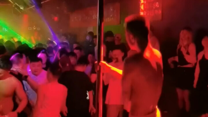 Chim bát cô nhảy pole dance trên des