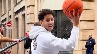 تحدي رمي الكرة العشوائي مع المارة في الخارج، كم نقطة يمكنك الحصول عليها؟