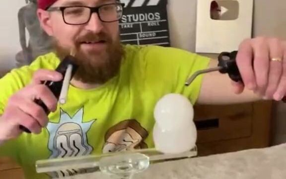 Chỉ vài đồng mà bong bóng lại có thể biến thành người tuyết? Mà còn biết đi nữa?!