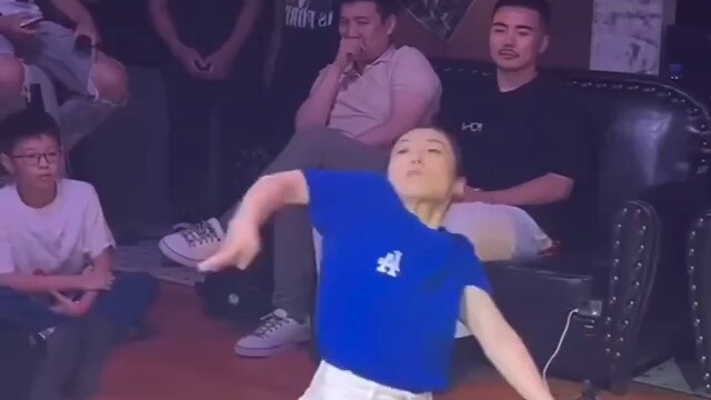 คุณป้าจะแสดงหุ่นยนต์เต้นให้คุณ