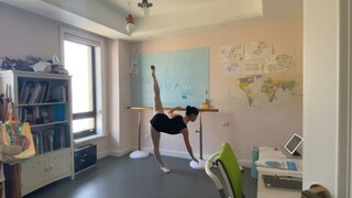 初二学生居家隔离两天 在家跳芭蕾🩰
