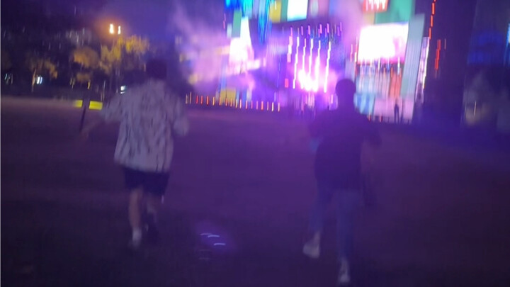 Vì không có bạn bè dẫn tôi đi gặp thần tượng nên… tôi đã trở thành người bạn đó!