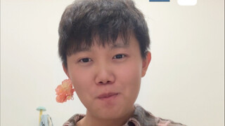 Khi bạn vô tình vào phòng phát trực tiếp của cô gái hay làm màu trong lớp mình