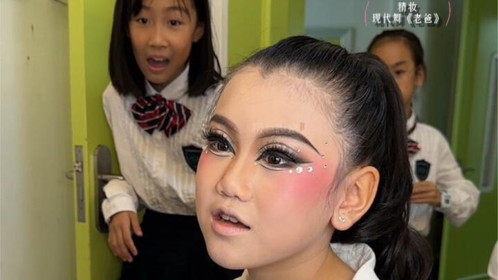 การเต้นร่วมสมัย "คุณพ่อ" การแต่งหน้าบนเวทีสำหรับเด็ก