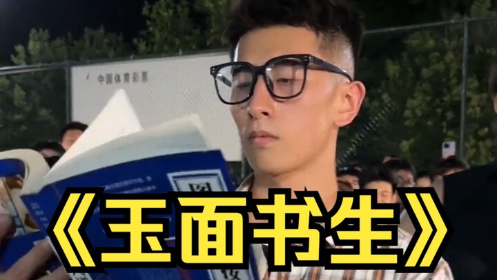 Maaf, ternyata si “pemuda tampan di lapangan” yang sebenarnya adalah aku sendiri!