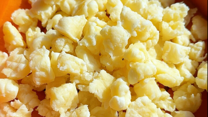 内蒙古人民自己的小零食，奶渣子，越嚼越香的那种#内蒙古美食#奶渣子#草原味道