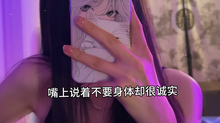 (Menurunkan suaranya dengan nada seksi) Wanita... (Menggoyang-goyangkan gelas anggur merah) Kamu sed