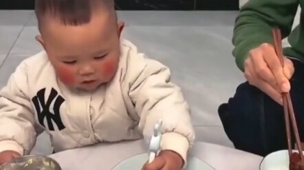 宝宝看肉肉被爸爸夹走，把自己的肉肉夹给了妈妈。一个连筷子都用不流畅的年纪，却有了一个强大的感恩的心