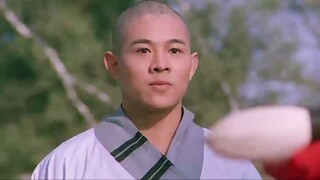 李连杰偷偷把肉来在馒头里给师傅吃，真香