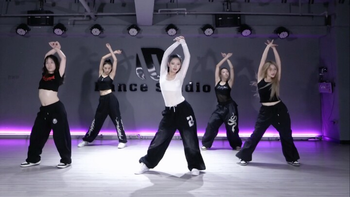 What a perfect, simple, and beautiful dance to perform by the seaside!!! I feel like I'm actually at