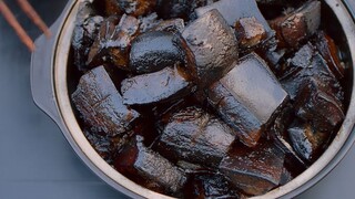 影视剧中不敢吃的六种肉，黑成碳的红烧肉、蜥蜴肉、烤老鼠肉