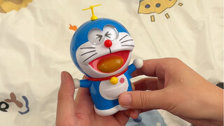 女孩子其实很好哄的呀，送她这个蓝胖子，她能开心的玩一整天～