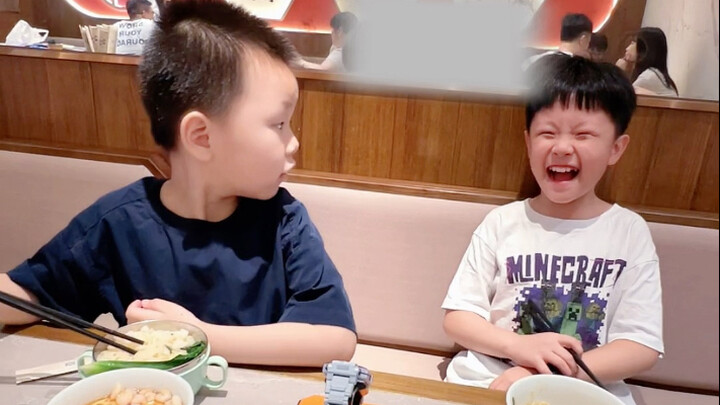 لحسن الحظ صورت الفيديو، وإلا لفوتت تعابير أخي الصغير! تعابير أخي الكبير مضحكان لدرجة أنني انشغلت فقط