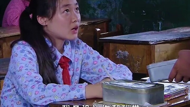 แม่โง่ผัดเห็ดพิษให้ลูกสาวกิน แต่กลับถูกเพื่อนร่วมชั้นกินเข้าไป งานใหญ่จึงเกิดขึ้น