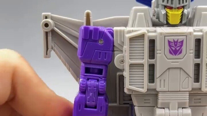 One is equal to buying 3 - today I share the Transformers Legacy Evolution Series D-level Needle Nos