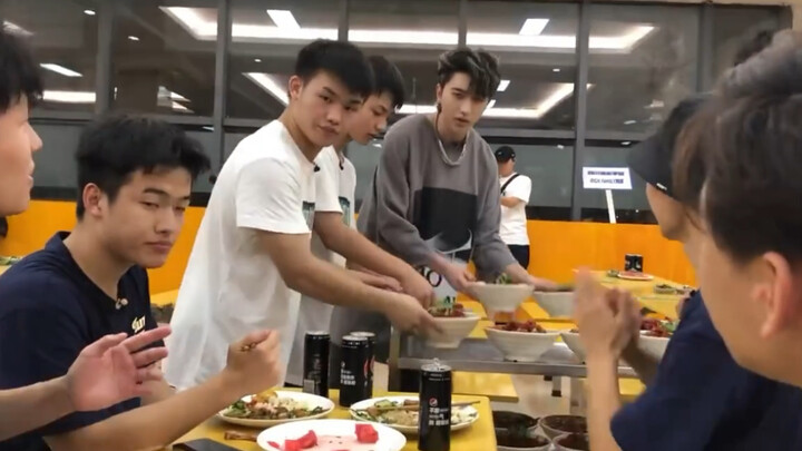 เห็นหน้าหล่อเทพแบบพี่ใหญ่ขนาดนี้ ฉันกินข้าวขาวได้แปดชามเลย! ไช่สวีคุนถ่ายทำรายการ “Boiling Campus”