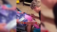 Jackson Wang held an offline book signing event in New York. He signed on the little girl’s leg and 