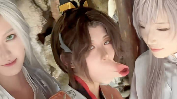 A young man kissed 100 beautiful women at cosplay events using this one trick.
