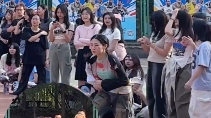 คำเตือนเรื่องมิตรภาพแบบพลาสติก⚠️เมื่อคุณวิ่งไปเจอเพื่อนที่ไม่ได้เจอกันมานานขณะกำลังเต้นรำ แต่มีเสียง