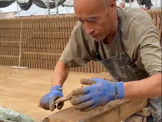 Pembuatan batu bata manual