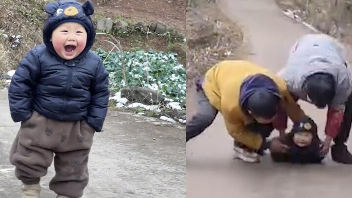 Em bé đáng yêu học người lớn đút tay vào túi đi bộ, không ngờ lại xảy ra sự cố; cư dân mạng: “Bái lạ